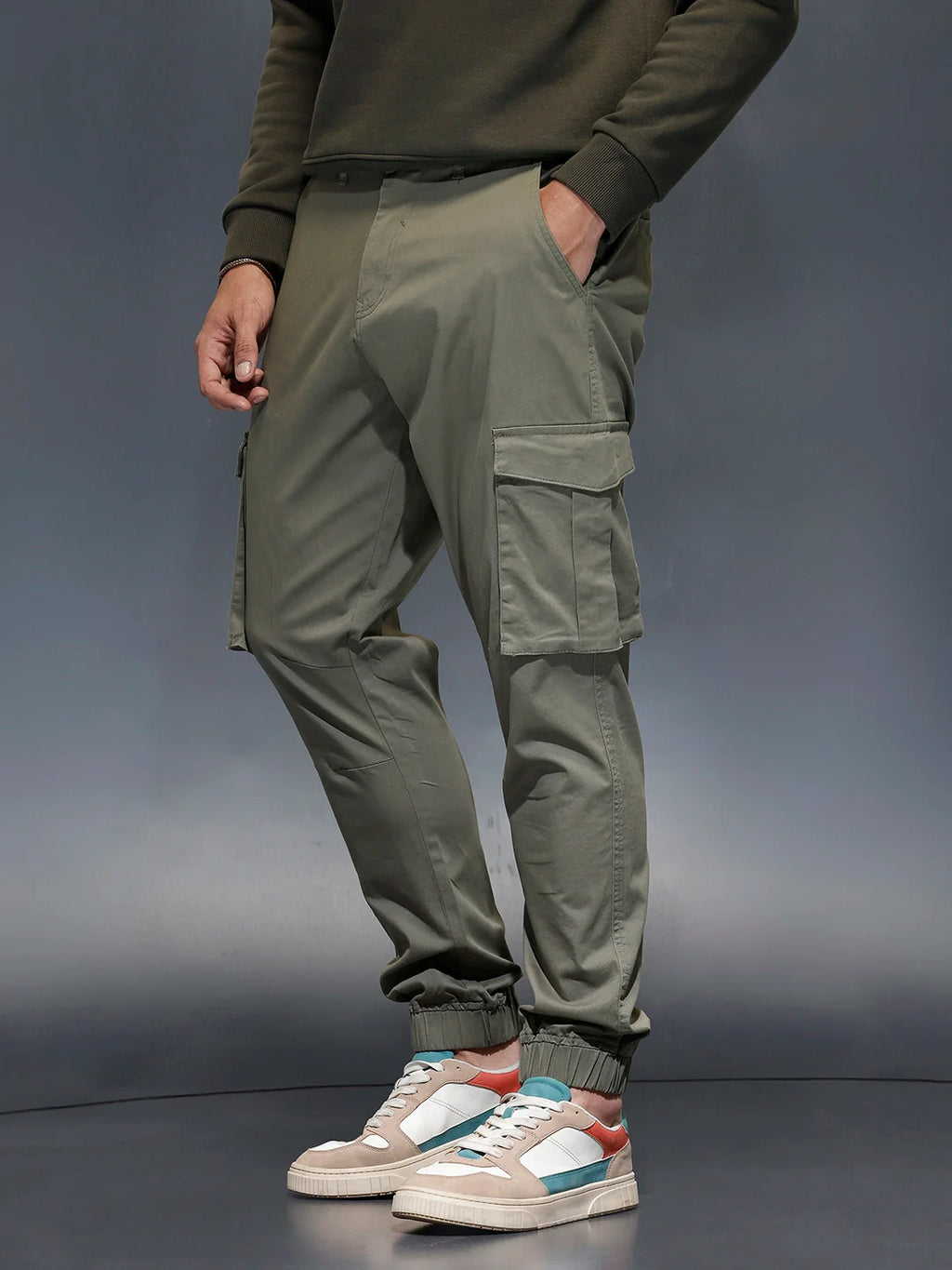 Men's straight fit trouser with cargo pockets | Brown