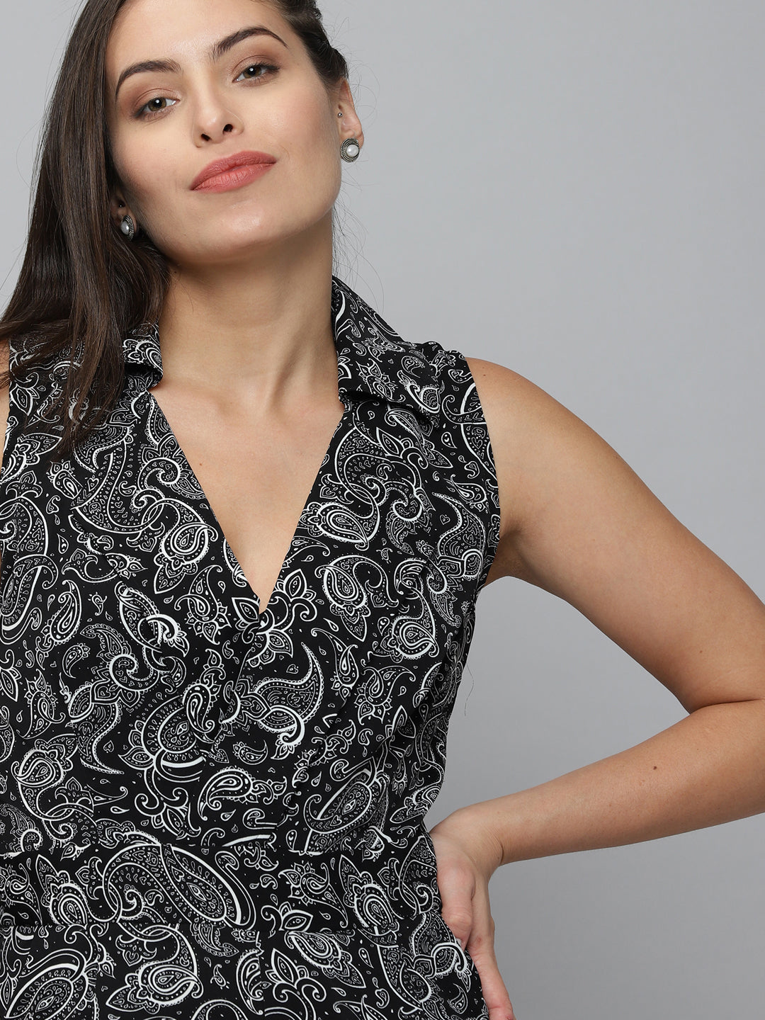 Women's Black Printed V-Neck Sleeveless Basic Jumpsuit