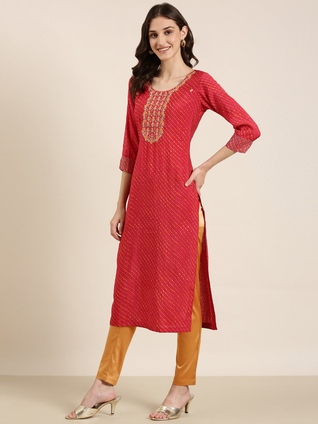 Women's Fuchsia Floral Embroidered Thread Work Straight Kurta