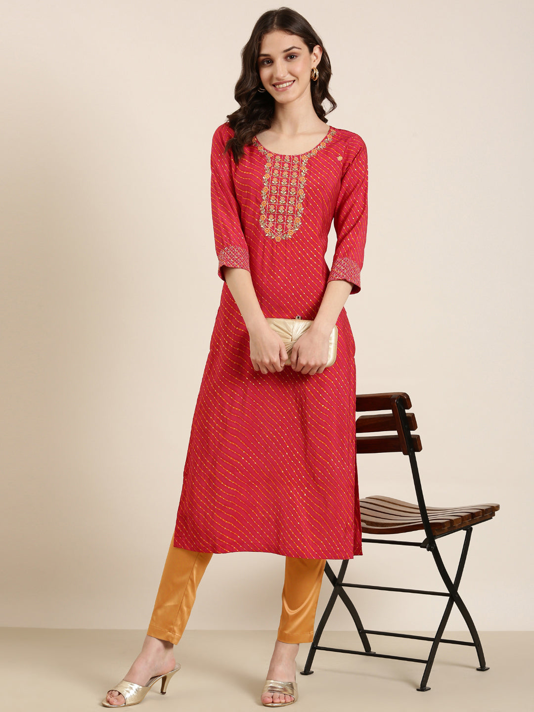 Women's Fuchsia Floral Embroidered Thread Work Straight Kurta