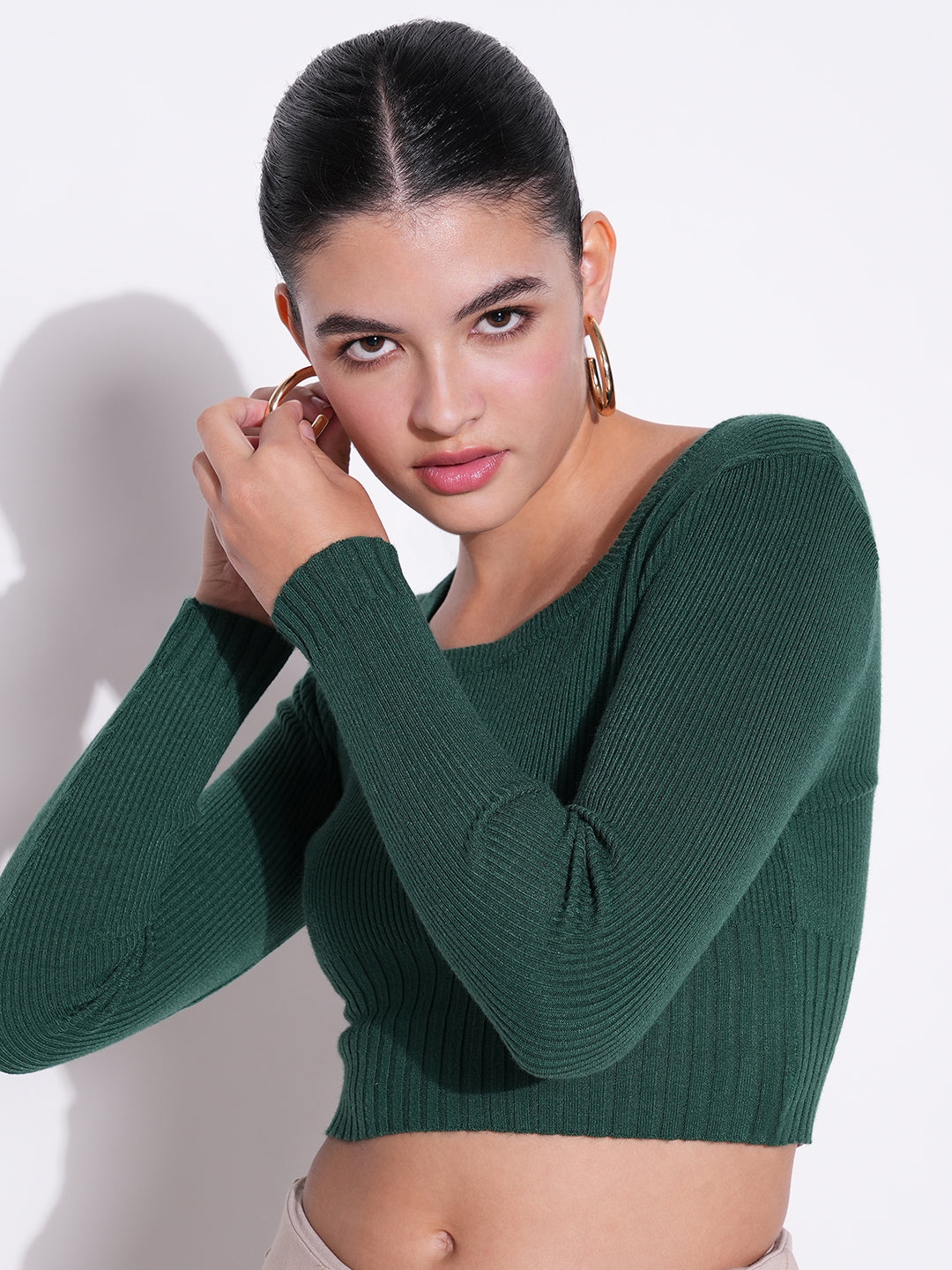 Women's Green Solid Round Neck Fitted Crop Top