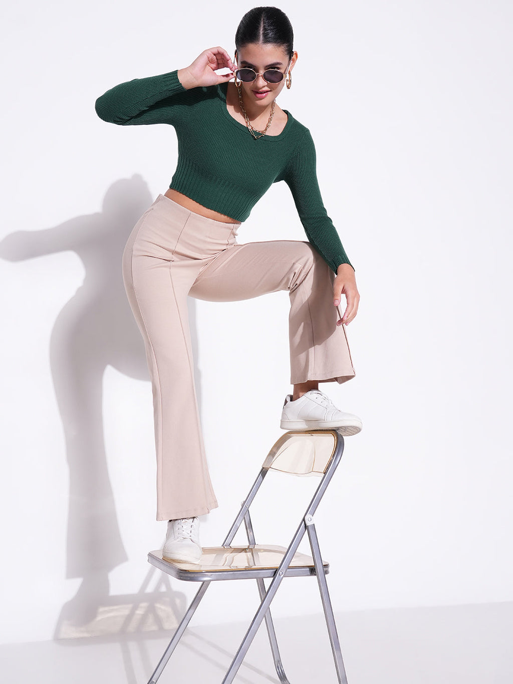 Women's Green Solid Round Neck Fitted Crop Top