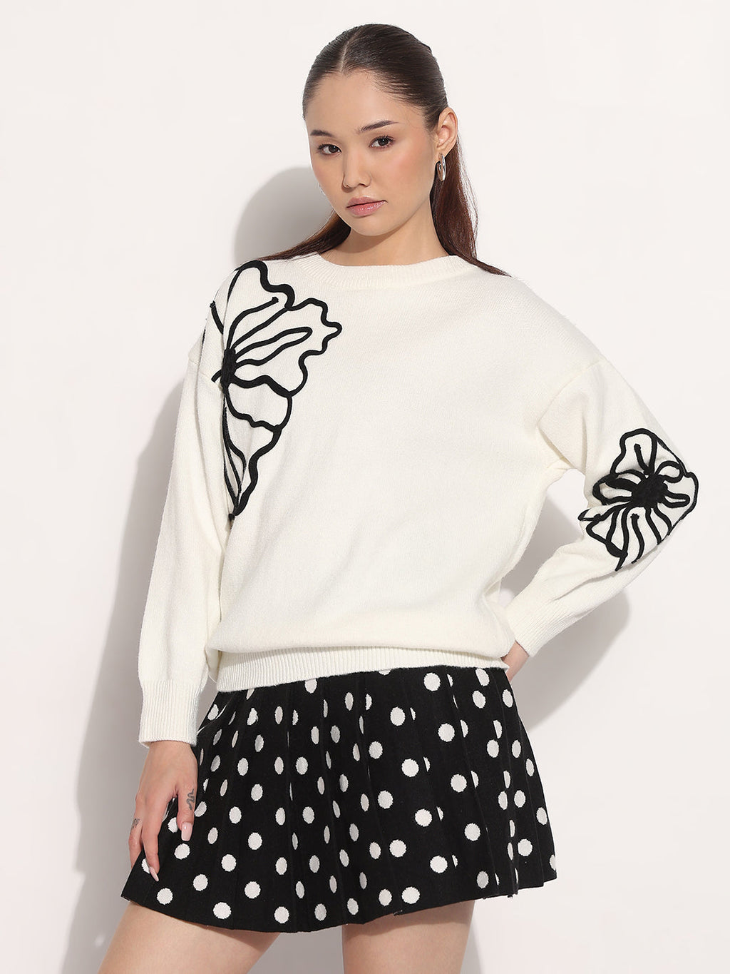 Women's Floral Embroidered White Round Neck Knit Pullover Top