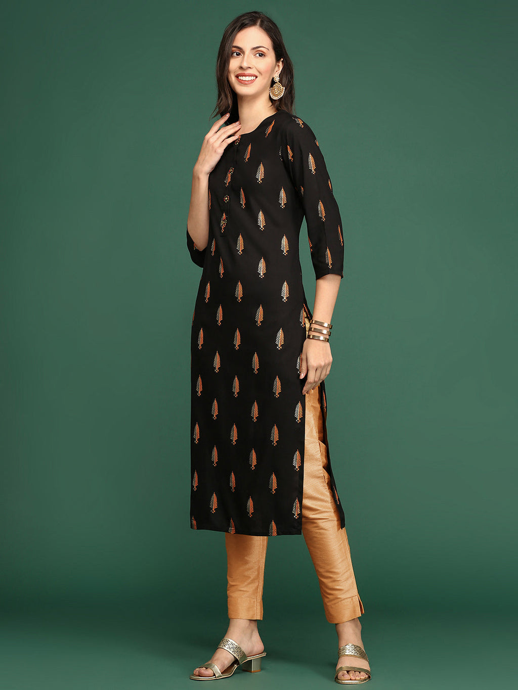 Women's Black Floral Printed Round Neck Straight Kurta