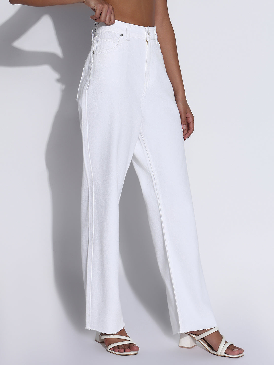 Women's Solid White Frayed Hem Straight Fit Jeans